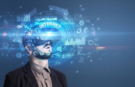 Geschäftsmann blickt durch Virtual-Reality-Brille mit Internetbeschriftung, innovatives Technologiekonzept
