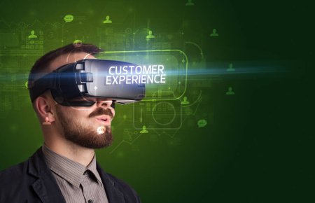 Téléchargez les photos : Homme d'affaires regardant à travers des lunettes de réalité virtuelle avec inscription CUSTOMER EXPERIENCE, concept de réseautage social - en image libre de droit