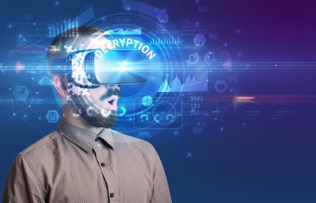 Homme d'affaires regardant à travers des lunettes de réalité virtuelle avec inscription DECRYPTION, concept technologique innovant
