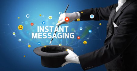 Magicien montre tour de magie avec inscription INSTANT MESSAGING, concept de marketing sur les médias sociaux