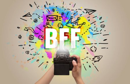 Téléchargez les photos : Gros plan d'un appareil photo numérique à main avec dessin abstrait et inscription BFF - en image libre de droit