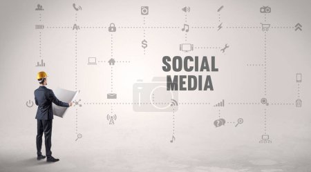 Téléchargez les photos : Ingénieur travaillant sur une nouvelle plateforme de médias sociaux avec le concept d'inscription SOCIAL MEDIA - en image libre de droit