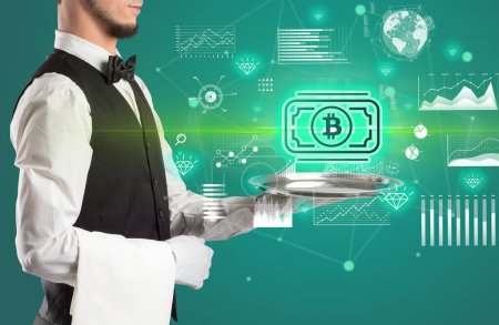 Téléchargez les photos : Jeune serveur servant Bitcoin icônes de trésorerie sur plateau, concept d'échange d'argent - en image libre de droit