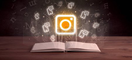 Téléchargez les photos : Livre ouvert avec icônes de caméra ci-dessus, concept de réseautage social - en image libre de droit