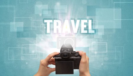 Téléchargez les photos : Gros plan d'un appareil photo numérique à main avec inscription TRAVEL, concept de voyage - en image libre de droit