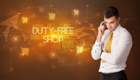Geschäftsmann mit Warenkorb-Icons und DUTY-FREE SHOP-Aufschrift, Online-Shopping-Konzept