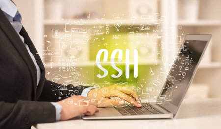 mano trabajando en un nuevo ordenador moderno con abreviatura SSH, concepto de tecnología moderna