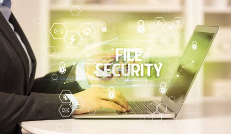 FILE SECURITY Beschriftung auf Laptop, Internetsicherheit und Datenschutzkonzept, Blockchain und Cybersicherheit