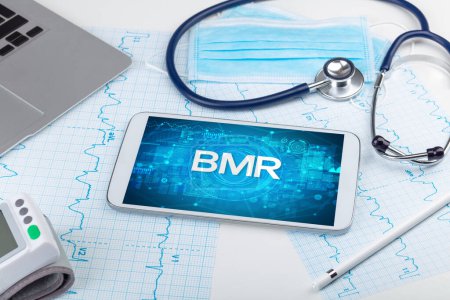 Nahaufnahme eines Tablet-PCs mit BMR-Abkürzung, medizinisches Konzept