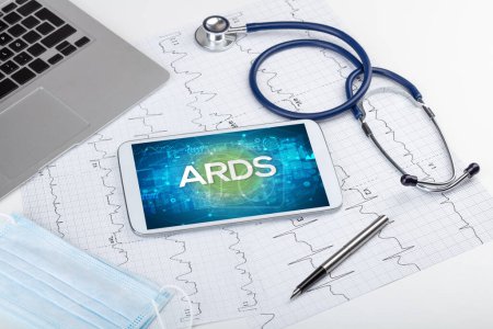 Vista de primer plano de una tableta PC con abreviatura ARDS, concepto médico
