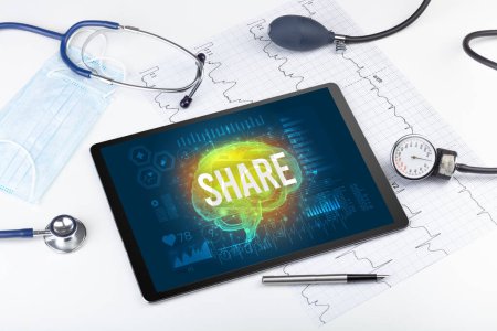 Téléchargez les photos : Tablette PC et outils médicaux avec inscription SHARE, concept de distanciation sociale - en image libre de droit