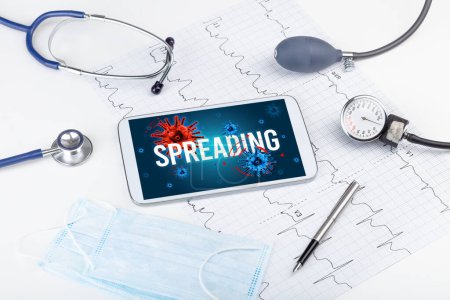Foto de Tablet PC y herramientas médicas en superficie blanca con inscripción SPREADING, concepto pandémico - Imagen libre de derechos
