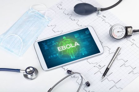 Téléchargez les photos : Tablette pc et outils médicaux avec inscription EBOLA, concept de coronavirus - en image libre de droit