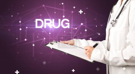 Téléchargez les photos : Le médecin remplit le dossier médical avec l'inscription DRUG, concept médical - en image libre de droit