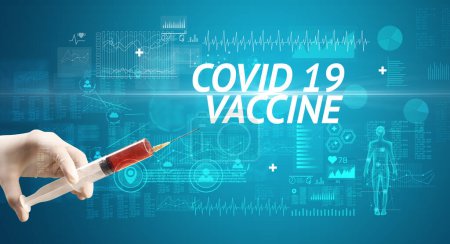 Foto de Aguja jeringa con vacuna contra virus e inscripción COVID 19 VACCINE, concepto antídoto - Imagen libre de derechos