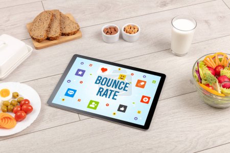 Gesunde Tablet PC-Komposition mit BOUNCE RATE-Aufschrift, Social-Networking-Konzept