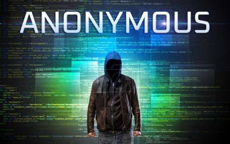 Téléchargez les photos : Hacker sans visage avec inscription ANONYMOUS sur un fond de code binaire - en image libre de droit