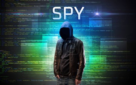 Téléchargez les photos : Hacker sans visage avec inscription SPY sur un fond de code binaire - en image libre de droit