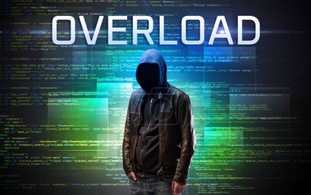 Téléchargez les photos : Hacker sans visage avec inscription OVERLOAD sur un fond de code binaire - en image libre de droit