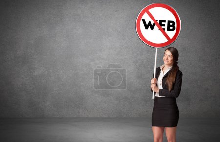 Téléchargez les photos : Jeune homme d'affaires holdig panneau de signalisation avec abréviation WEB, concept de solution technologique - en image libre de droit