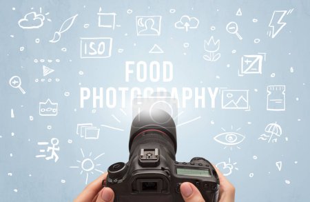 Foto de Fotografía a mano con cámara digital e inscripción FOOD PHOTOGRAPHY, concepto de ajustes de cámara - Imagen libre de derechos