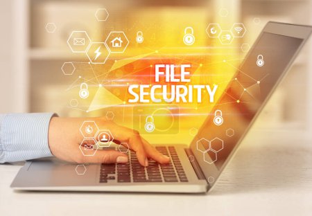 FILE SECURITY Beschriftung auf Laptop, Internetsicherheit und Datenschutzkonzept, Blockchain und Cybersicherheit