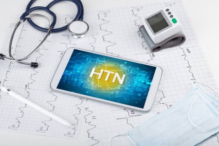 Vista de cerca de una tableta PC con abreviatura HTN, concepto médico