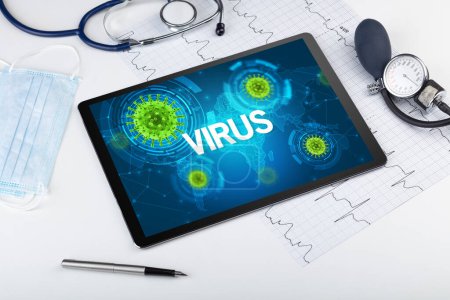 Foto de Vista de cerca de una tableta PC con inscripción VIRUS, concepto de microbiología - Imagen libre de derechos