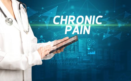 Foto de Doctor escribe notas en el portapapeles con inscripción CHRONIC PAIN, concepto de diagnóstico médico - Imagen libre de derechos