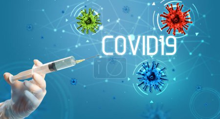 Téléchargez les photos : Seringue, injection médicale en main avec inscription COVID19, concept de vaccin contre le coronavirus - en image libre de droit