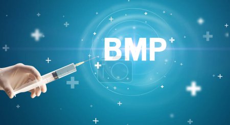 Téléchargez les photos : Aiguille seringue avec vaccin contre le virus et abréviation BMP, concept antidote - en image libre de droit