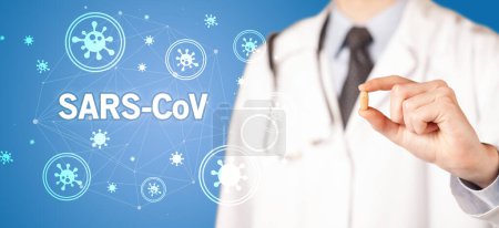 Téléchargez les photos : Pilule médicamenteuse avec inscription SRAS-CoV, concept de coronavirus - en image libre de droit