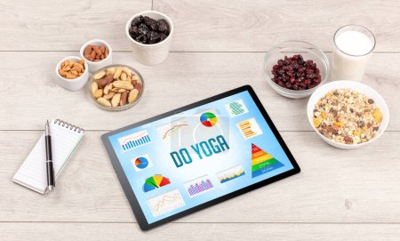 Foto de Alimento orgánico y tableta PC que muestra la inscripción DO YOGA, concepto de composición nutricional saludable - Imagen libre de derechos