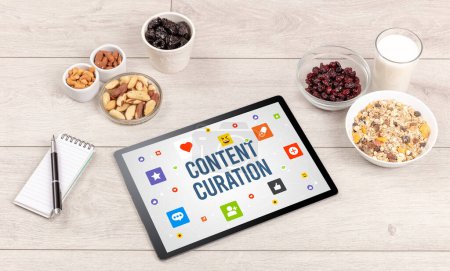 Healthy Tablet Composición PC con inscripción de CURACIÓN DE CONTENIDO, Concepto de concepto de redes sociales