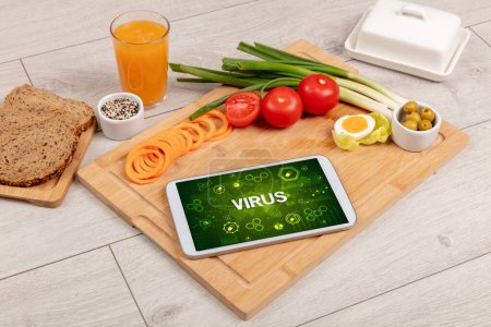 Téléchargez les photos : Compostage sain Tablet Pc avec inscription VIRUS, concept de boost du système immunitaire - en image libre de droit
