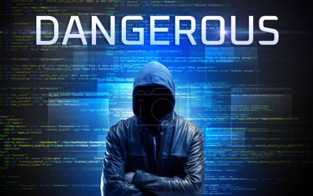 Téléchargez les photos : Hacker sans visage avec inscription DANGEREUSE sur un fond de code binaire - en image libre de droit