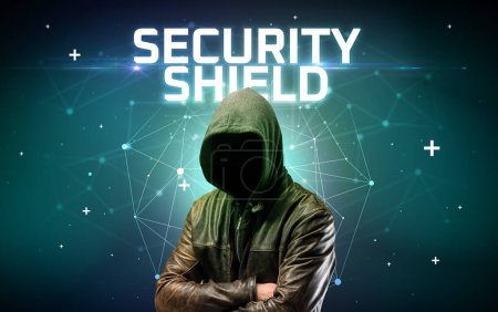 Téléchargez les photos : Mystérieux hacker avec inscription SECURITY SHIELD, inscription de concept d'attaque en ligne, concept de sécurité en ligne - en image libre de droit