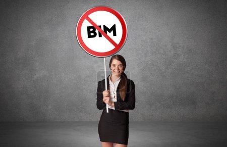 Téléchargez les photos : Jeune homme d'affaires holdig panneau de signalisation avec l'abréviation BIM, concept de solution technologique - en image libre de droit