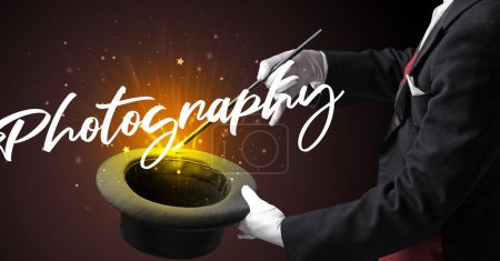 Foto de Mago está mostrando truco de magia con la inscripción Fotografía, concepto de viaje - Imagen libre de derechos