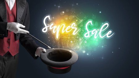 Téléchargez les photos : Main de magicien conjure avec baguette et inscription Super Sale, concept shopping - en image libre de droit