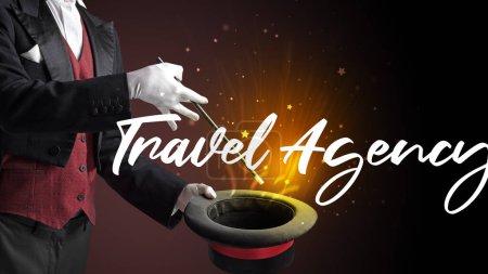 Téléchargez les photos : Magicien montre tour de magie avec l'inscription Agence de Voyage, concept de voyage - en image libre de droit