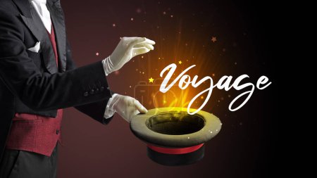 Téléchargez les photos : Magicien montre tour de magie avec l'inscription Voyage, concept de voyage - en image libre de droit