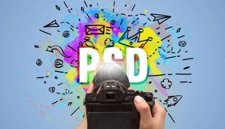 Téléchargez les photos : Gros plan d'un appareil photo numérique à main avec dessin abstrait et inscription PSD - en image libre de droit