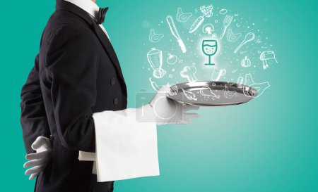 Téléchargez les photos : Serveur tenant plateau d'argent avec verre d'icônes de vin qui en sortent, concept de nourriture santé - en image libre de droit