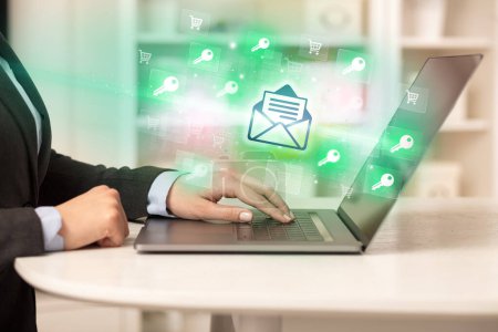 Foto de Empresario trabajando en el ordenador portátil con iconos de correo que salen de ella, concepto de negocio exitoso - Imagen libre de derechos