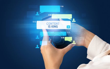 Téléchargez les photos : Femme tapant à la main sur smartphone avec inscription CONTENT IS KING, concept de réseautage social - en image libre de droit