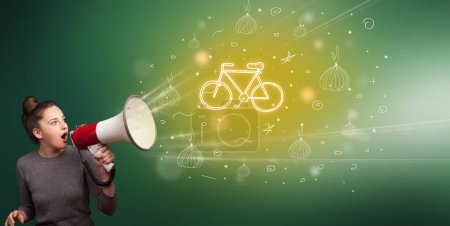 Foto de Joven gritando en megáfono e icono de la bicicleta, concepto de alimentación saludable - Imagen libre de derechos