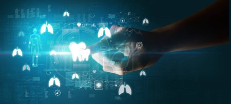 Téléchargez les photos : Médecin main appuyant sur dispositif de santé futuriste avec symbole dentaire à l'écran, concept futuriste - en image libre de droit