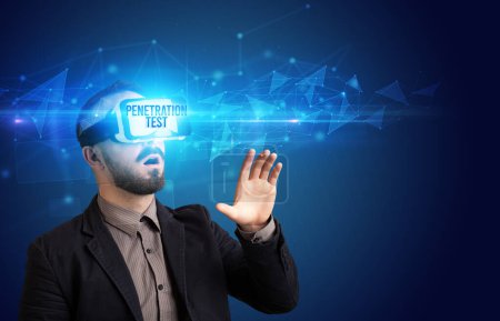 Téléchargez les photos : Homme d'affaires regardant à travers des lunettes de réalité virtuelle avec inscription PENETRATION TEST, concept de cybersécurité - en image libre de droit