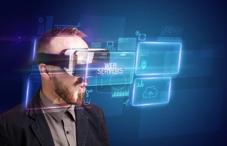 Téléchargez les photos : Homme d'affaires regardant à travers des lunettes de réalité virtuelle avec inscription WEB SERVERS, nouveau concept technologique - en image libre de droit